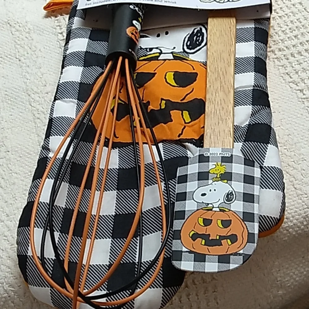 Peanuts Snoopy 3 Piece Kitchen Set Oven Mitt, Spatula & Whisk Pumpkin